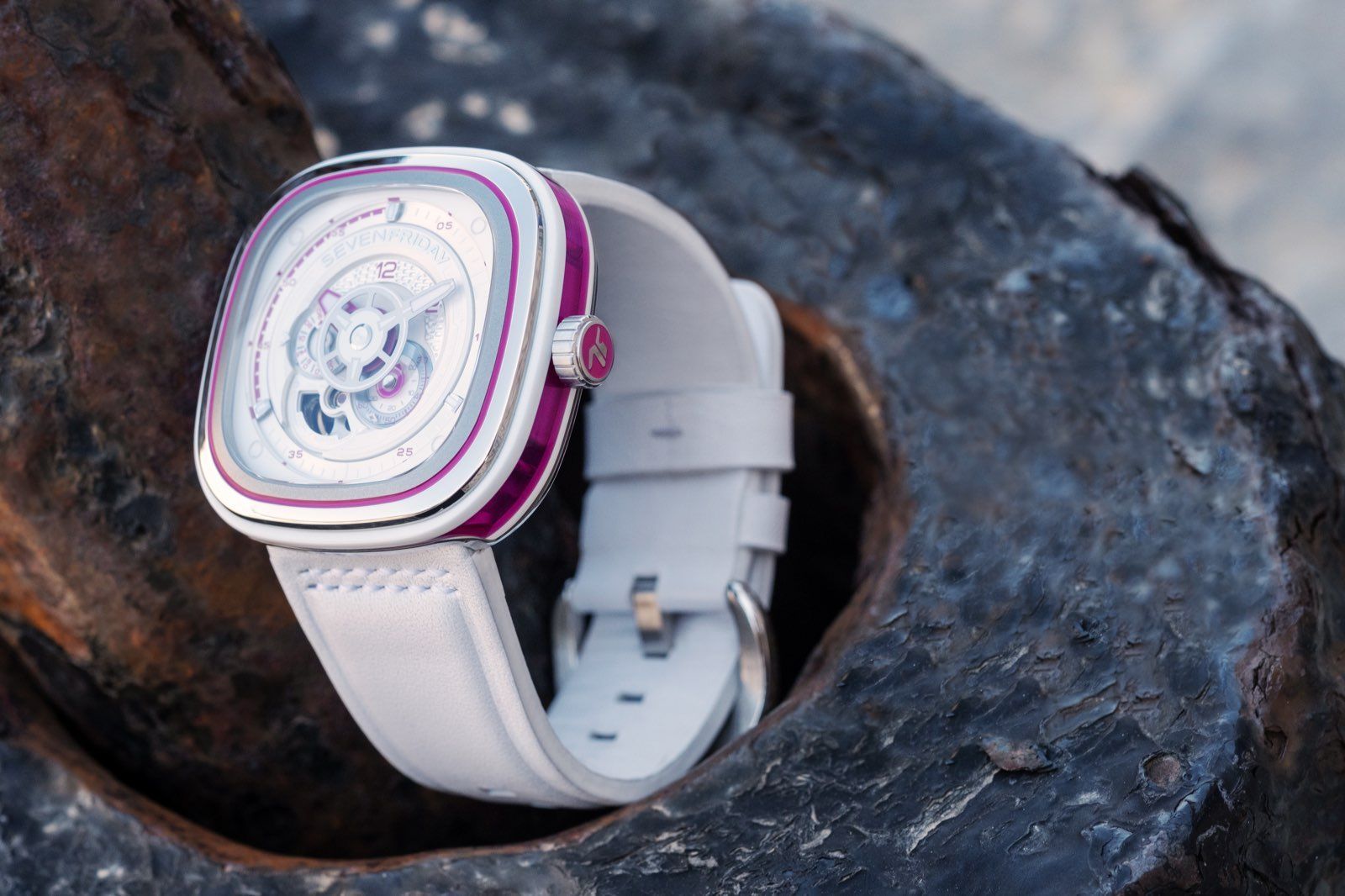 Phiên bản màu Lipstick Pink với sự cá tính cùng kiểu dáng hình vuông đặc trưng của thương hiệu SevenFriday và nét diệu dàng của màu hồng cánh sen