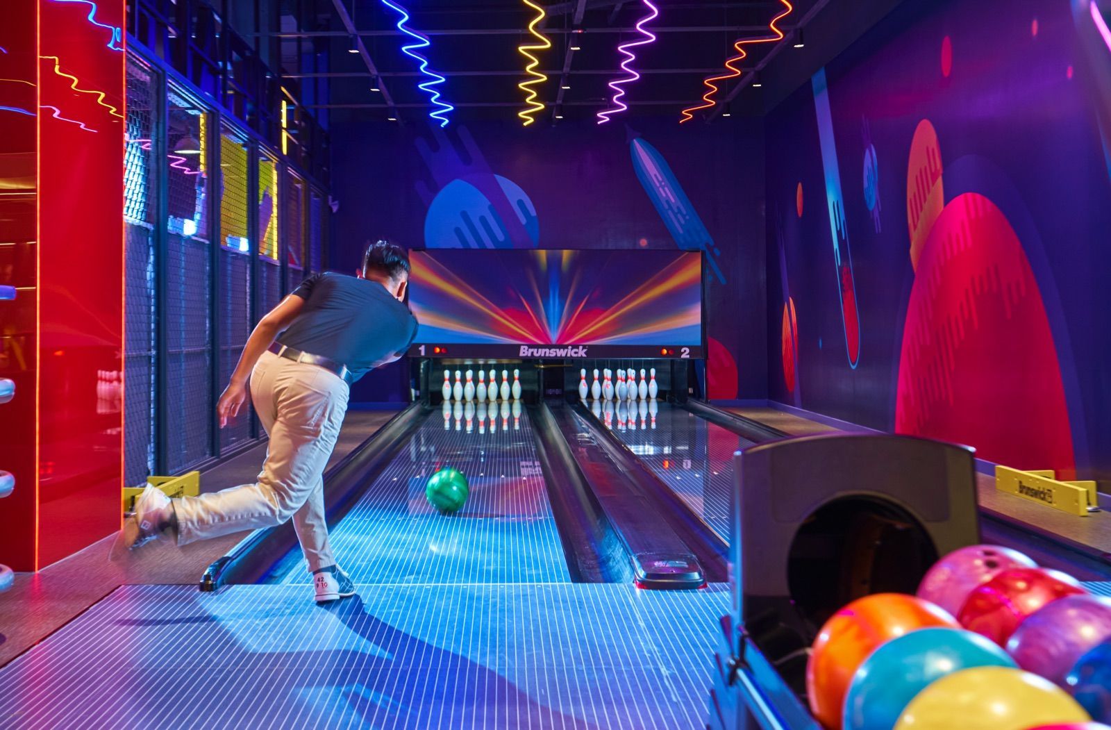 Khu vực Bowling Alley mới đi vào hoạt động tháng năm vừa qua góp phần nâng tầm các tiện ích giải trí, mang đến nhiều sự lựa chọn cho nhu cầu vui chơi của du khách.