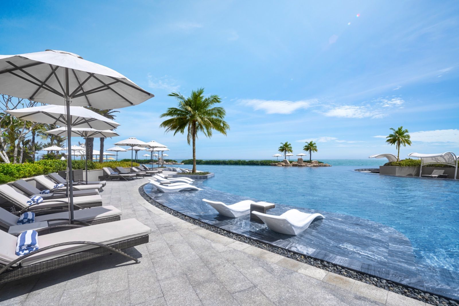 Một trong số 8 hồ bơi ngoài trời ôm trọn khung cảnh thiên nhiên tươi đẹp, mang đến cảm giác sảng khoái tuyệt vời.