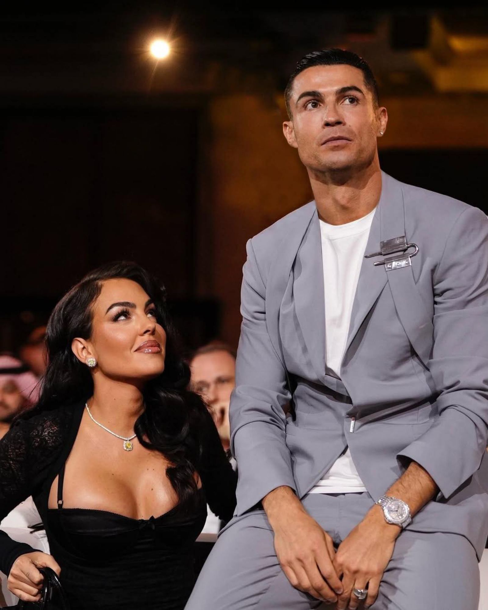 Cristiano Ronaldo cầu hôn Georgina Rodriguez bằng nhẫn kim cương khổng lồ